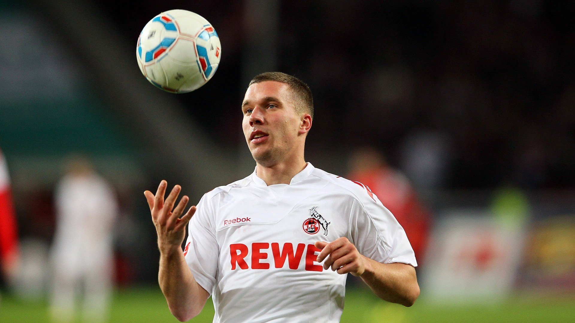 九游体育登陆-球迷“创意无限”自制作品：带你重温最感动瞬间，自创球技免费